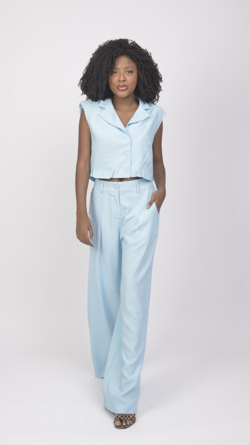 Imagem de Conjunto Azul de Alfaiataria Feminino: Calça Reta com Prega e Camisa Cropped com Ombreira para Look Sofisticado e Moderno